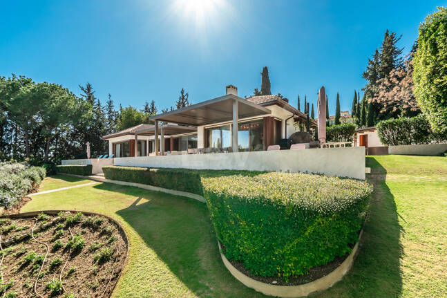 Gran villa con casas de invitados en amplia parcela privada con jardines maduros y vistas espectaculares a La Concha