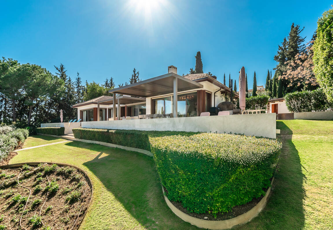 Gran villa con casas de invitados en amplia parcela privada con jardines maduros y vistas espectaculares a La Concha