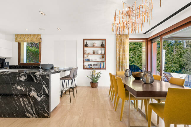 Gran villa con casas de invitados en amplia parcela privada con jardines maduros y vistas espectaculares a La Concha