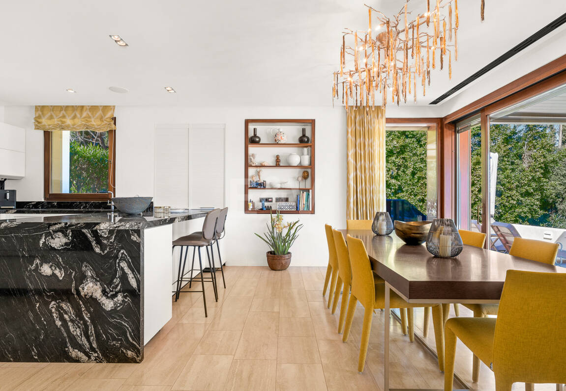 Gran villa con casas de invitados en amplia parcela privada con jardines maduros y vistas espectaculares a La Concha