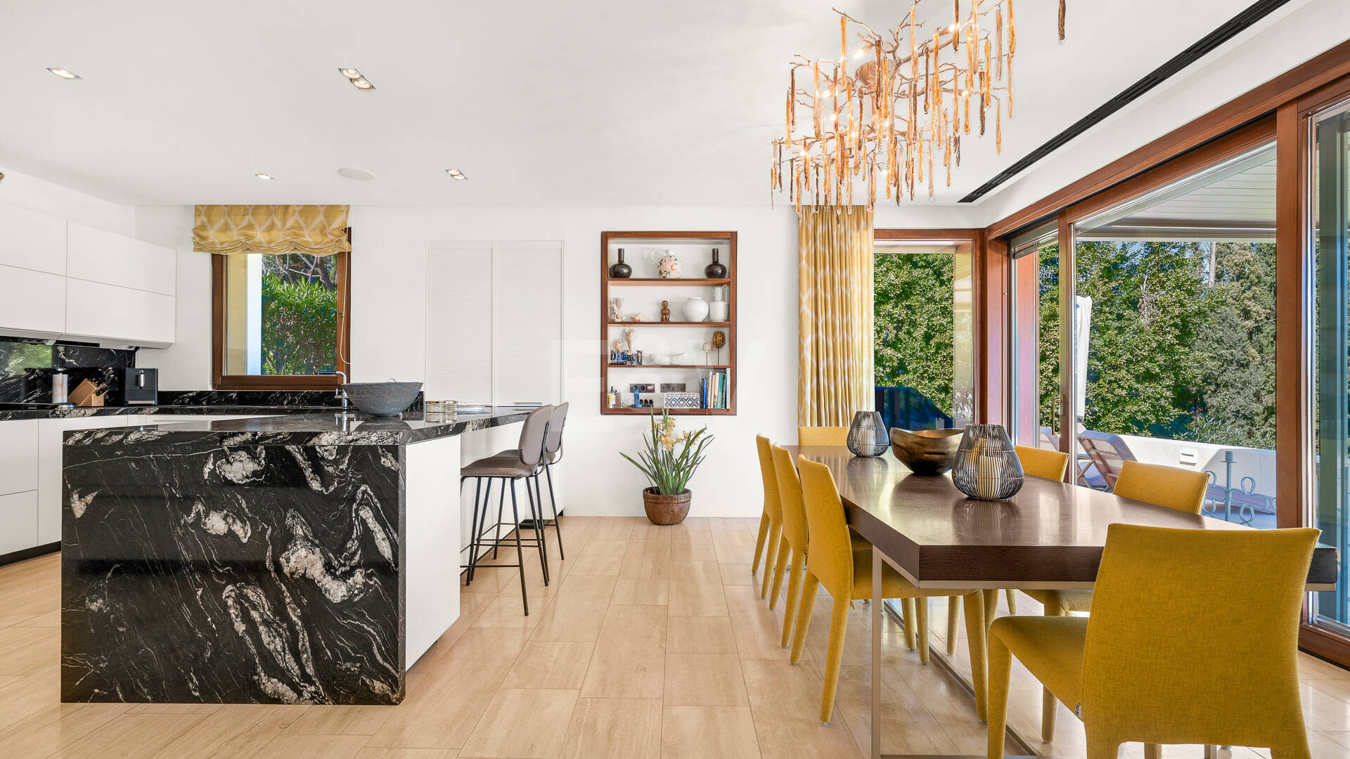 Gran villa con casas de invitados en amplia parcela privada con jardines maduros y vistas espectaculares a La Concha