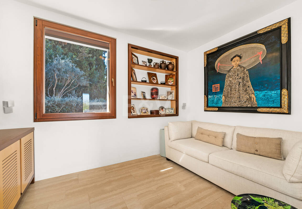 Gran villa con casas de invitados en amplia parcela privada con jardines maduros y vistas espectaculares a La Concha