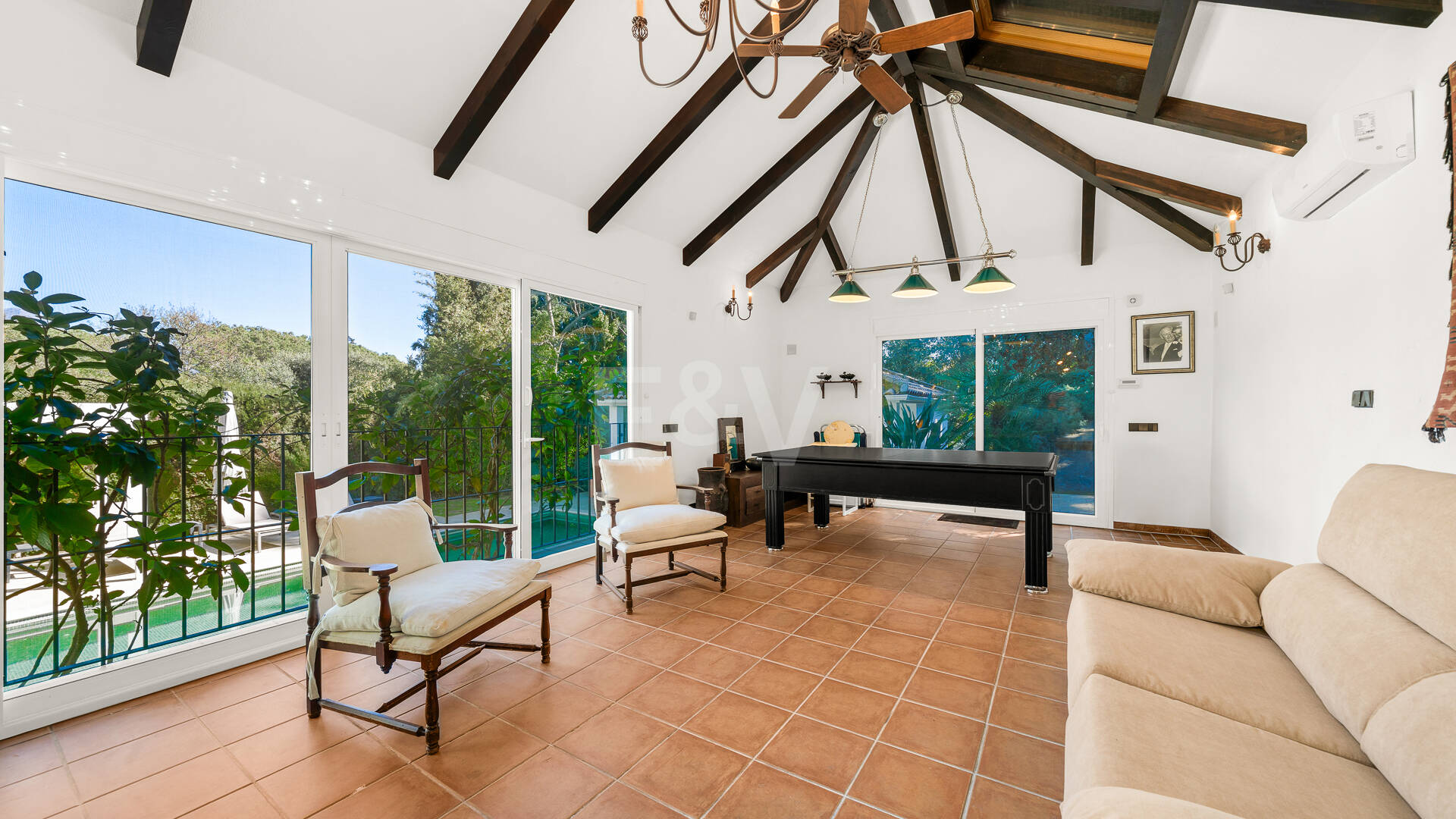 Gran villa con casas de invitados en amplia parcela privada con jardines maduros y vistas espectaculares a La Concha