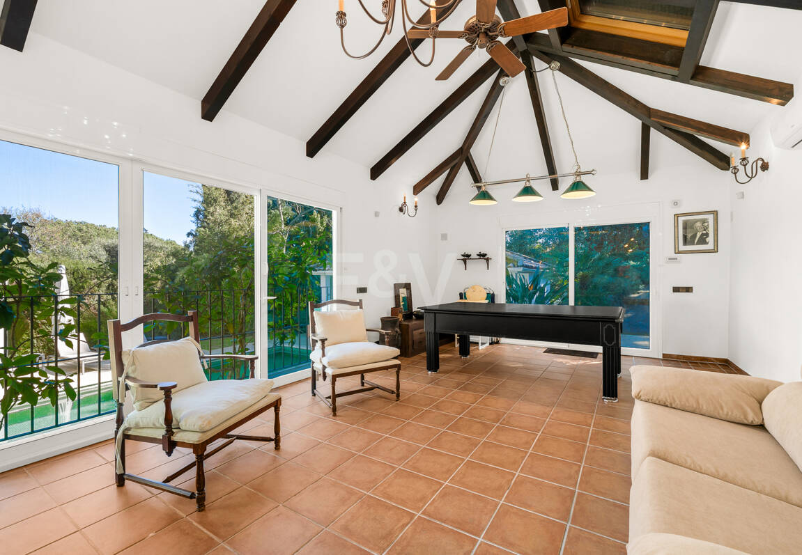 Gran villa con casas de invitados en amplia parcela privada con jardines maduros y vistas espectaculares a La Concha