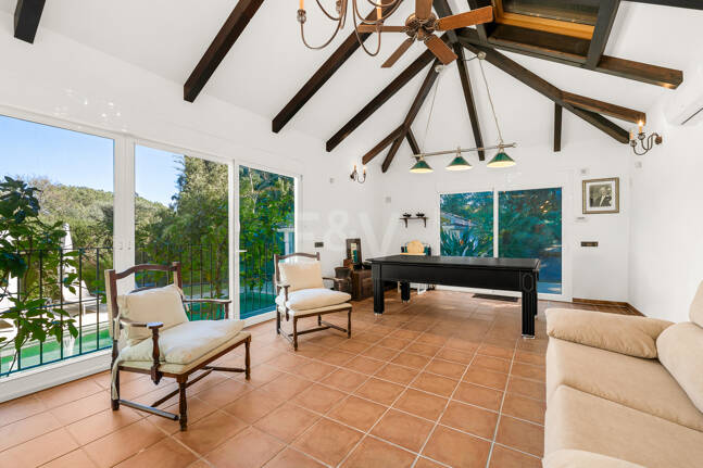 Gran villa con casas de invitados en amplia parcela privada con jardines maduros y vistas espectaculares a La Concha