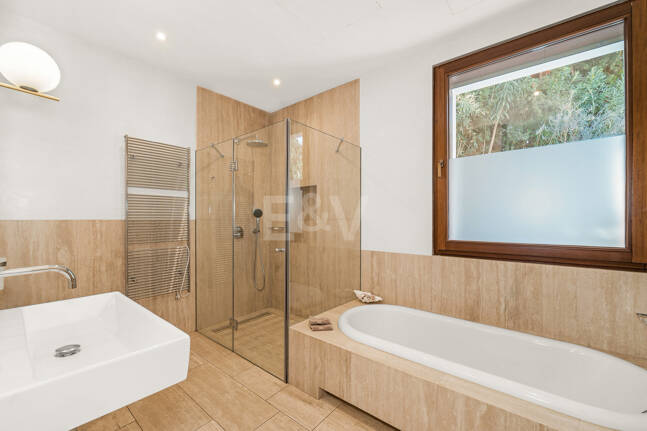 Gran villa con casas de invitados en amplia parcela privada con jardines maduros y vistas espectaculares a La Concha