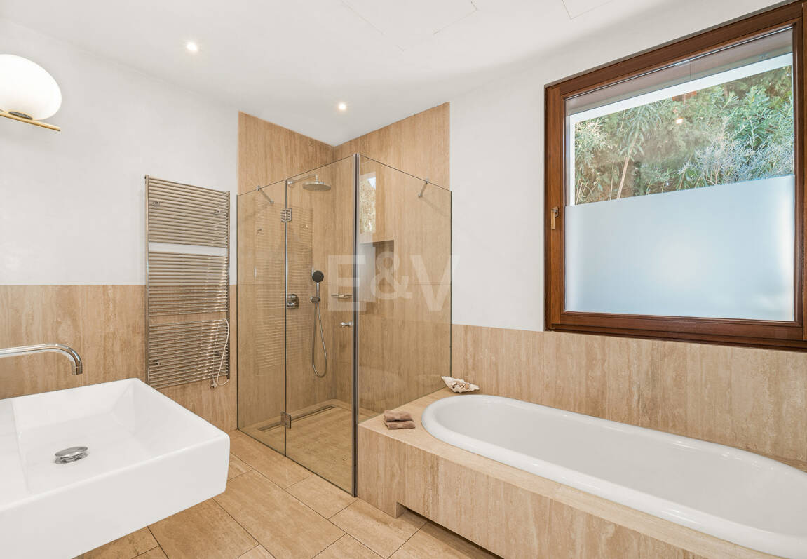 Gran villa con casas de invitados en amplia parcela privada con jardines maduros y vistas espectaculares a La Concha