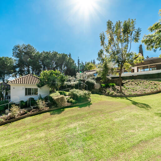 Gran villa con casas de invitados en amplia parcela privada con jardines maduros y vistas espectaculares a La Concha