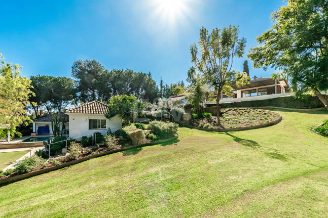 Gran villa con casas de invitados en amplia parcela privada con jardines maduros y vistas espectaculares a La Concha