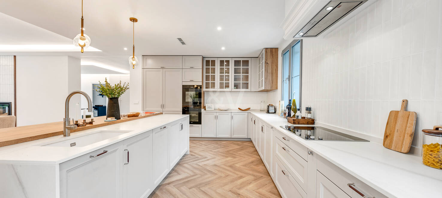 Moderne Meisterwerk mit Blick auf die Greens von Los Arqueros