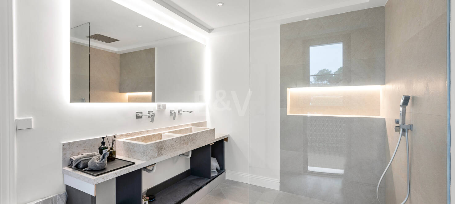 Moderne Meisterwerk mit Blick auf die Greens von Los Arqueros