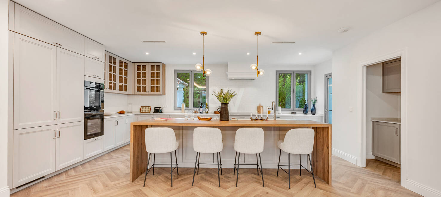 Moderne Meisterwerk mit Blick auf die Greens von Los Arqueros