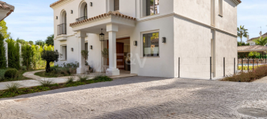 Moderne Meisterwerk mit Blick auf die Greens von Los Arqueros