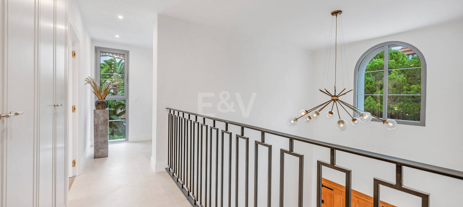 Moderne Meisterwerk mit Blick auf die Greens von Los Arqueros