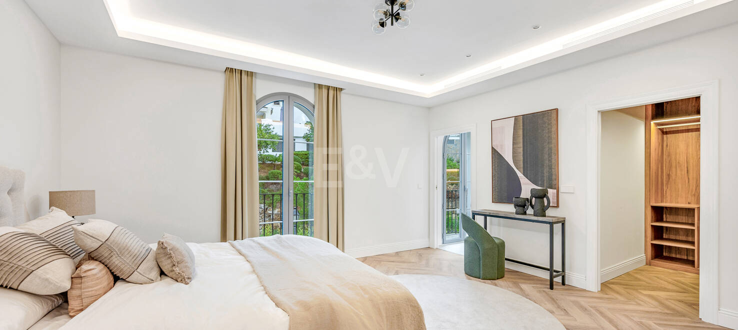 Moderne Meisterwerk mit Blick auf die Greens von Los Arqueros