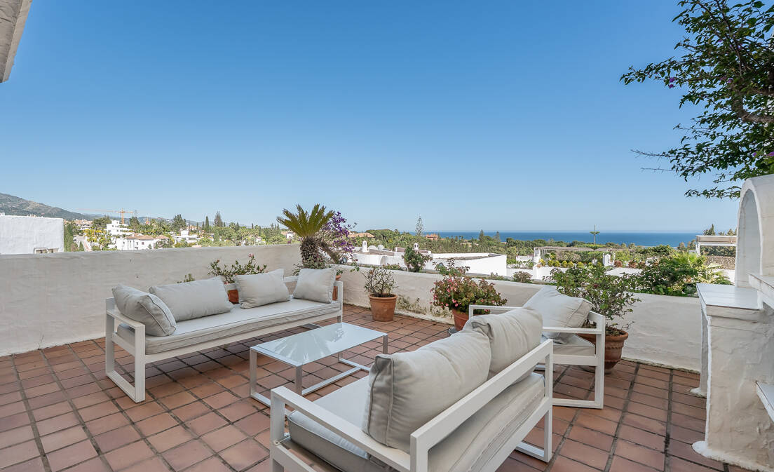 Helle Wohnung im Mittelgeschoss in Lomas de Marbella Club mit Großzügiger Terrasse