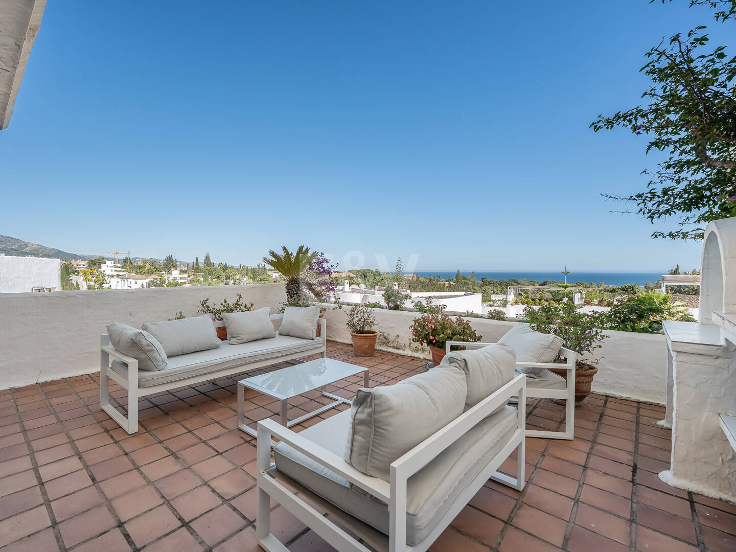 Bright Middle- Floor Apartament w Lomas de Marbella Club z przestronnym tarasem