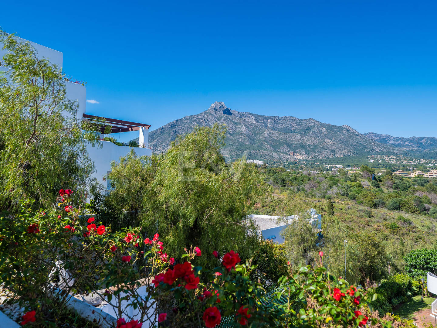 Bright Middle- Floor Apartament w Lomas de Marbella Club z przestronnym tarasem