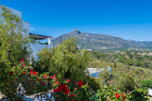 Bright Middle-Floor Apartment in Lomas de Marbella Club with Spacious Terrace