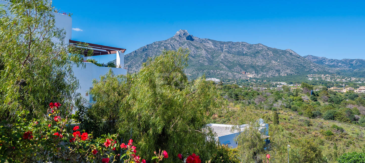 Helle Wohnung im Mittelgeschoss in Lomas de Marbella Club mit Großzügiger Terrasse