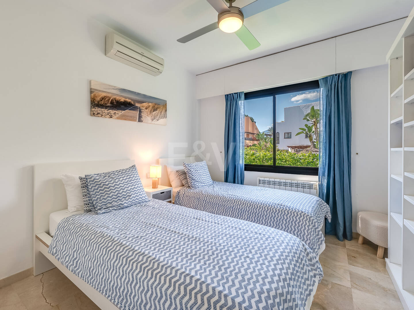 Bright Middle-Floor Apartment in Lomas de Marbella Club with Spacious Terrace