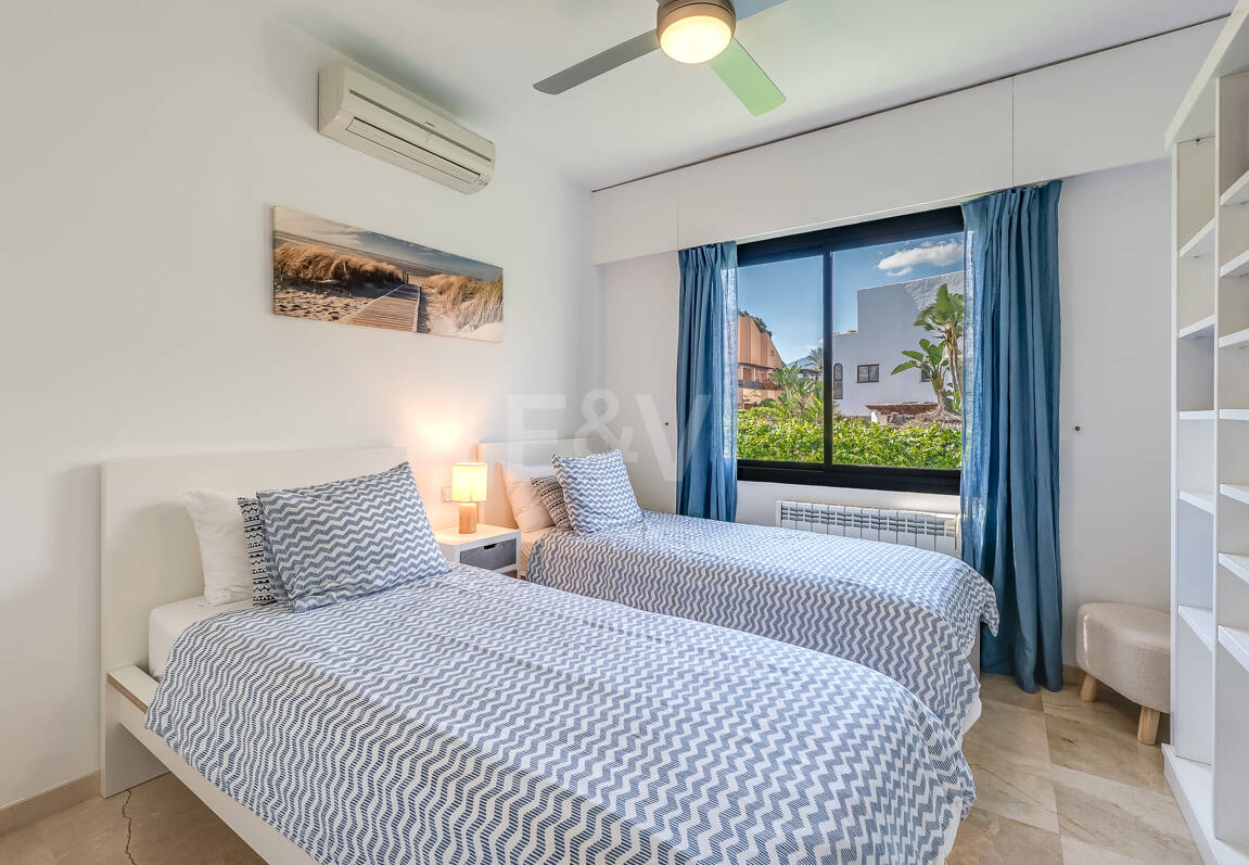 Bright Middle-Floor Apartment in Lomas de Marbella Club with Spacious Terrace