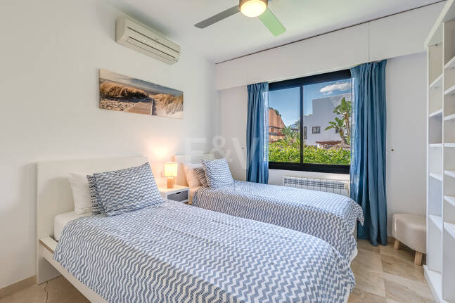 Bright Middle-Floor Apartment in Lomas de Marbella Club with Spacious Terrace