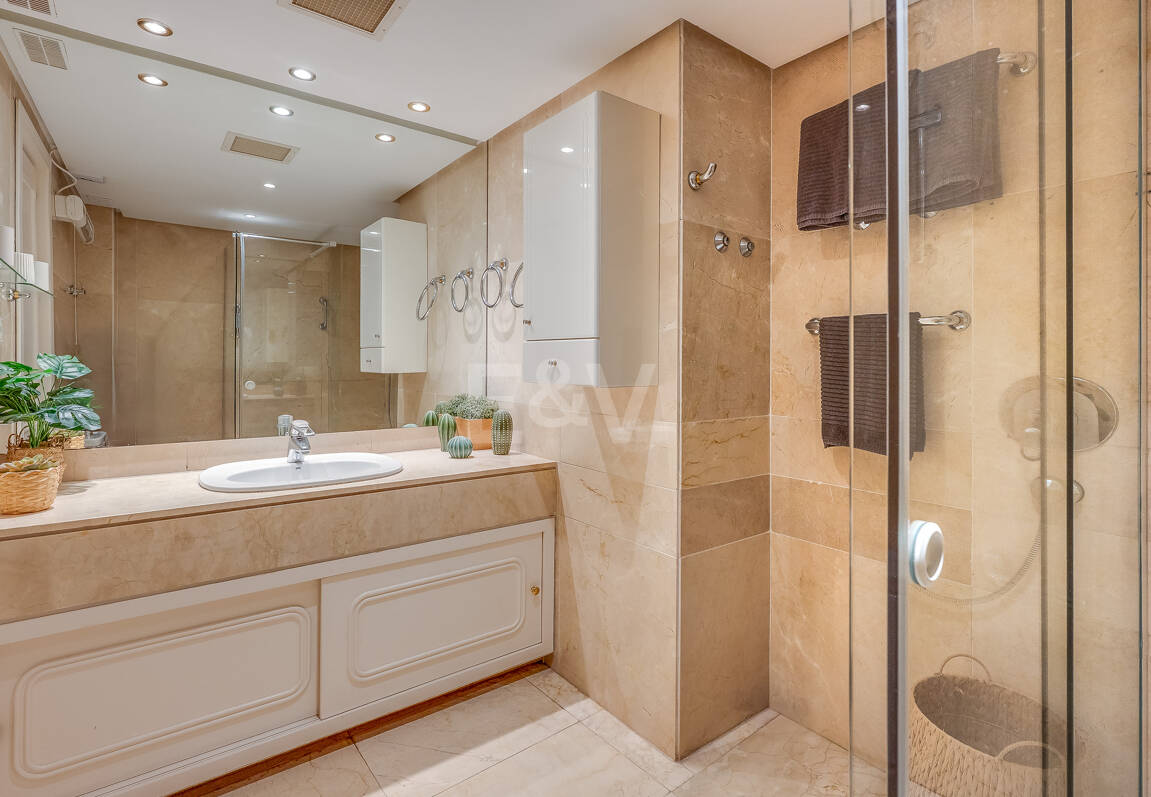 Bright Middle-Floor Apartment in Lomas de Marbella Club with Spacious Terrace