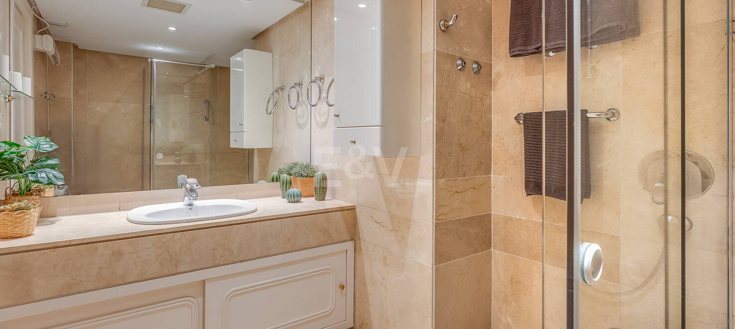 Helle Wohnung im Mittelgeschoss in Lomas de Marbella Club mit Großzügiger Terrasse