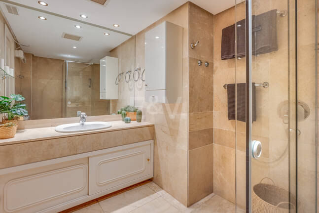 Bright Middle-Floor Apartment in Lomas de Marbella Club with Spacious Terrace