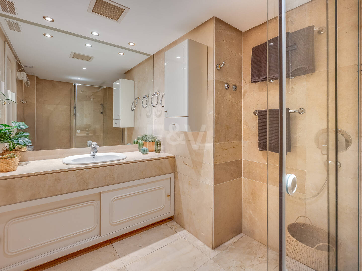 Bright Middle- Floor Apartament w Lomas de Marbella Club z przestronnym tarasem