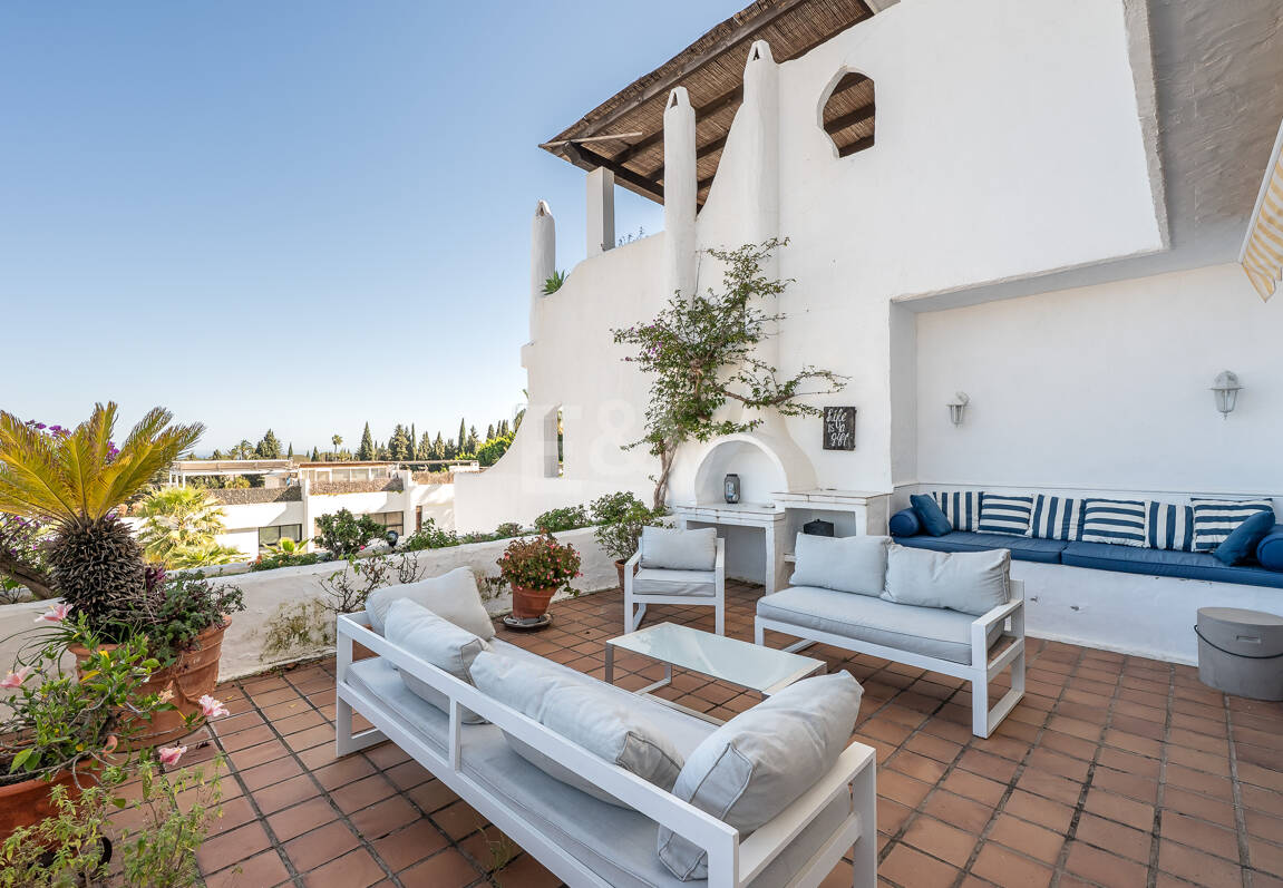 Bright Middle-Floor Apartment in Lomas de Marbella Club with Spacious Terrace