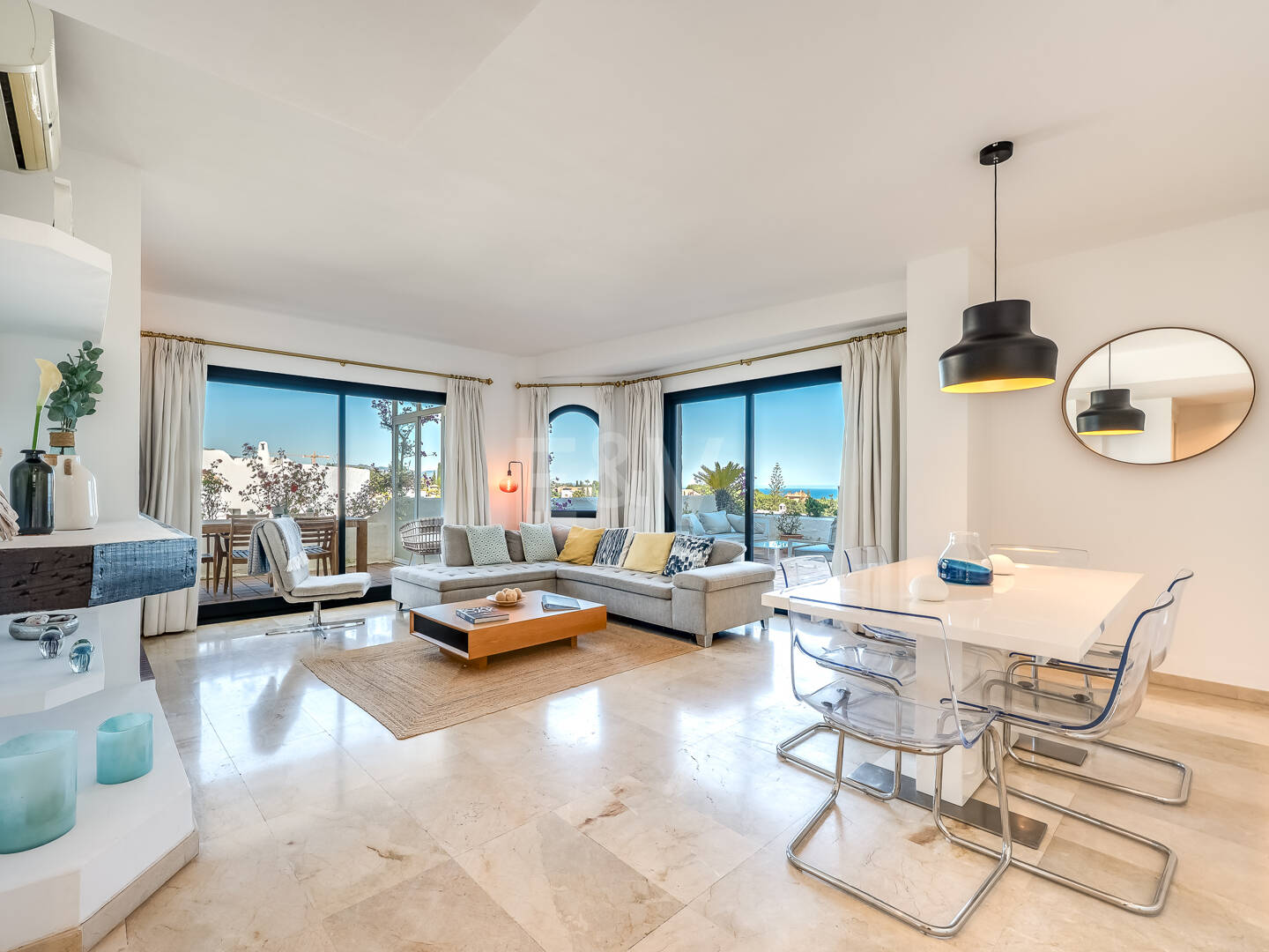 Bright Middle- Floor Apartament w Lomas de Marbella Club z przestronnym tarasem