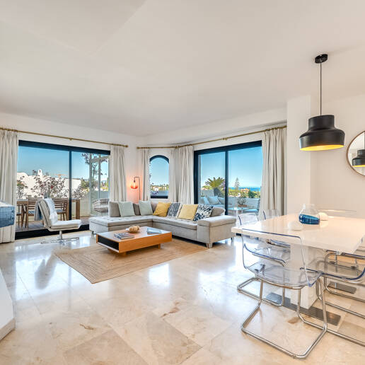 Helle Wohnung im Mittelgeschoss in Lomas de Marbella Club mit Großzügiger Terrasse