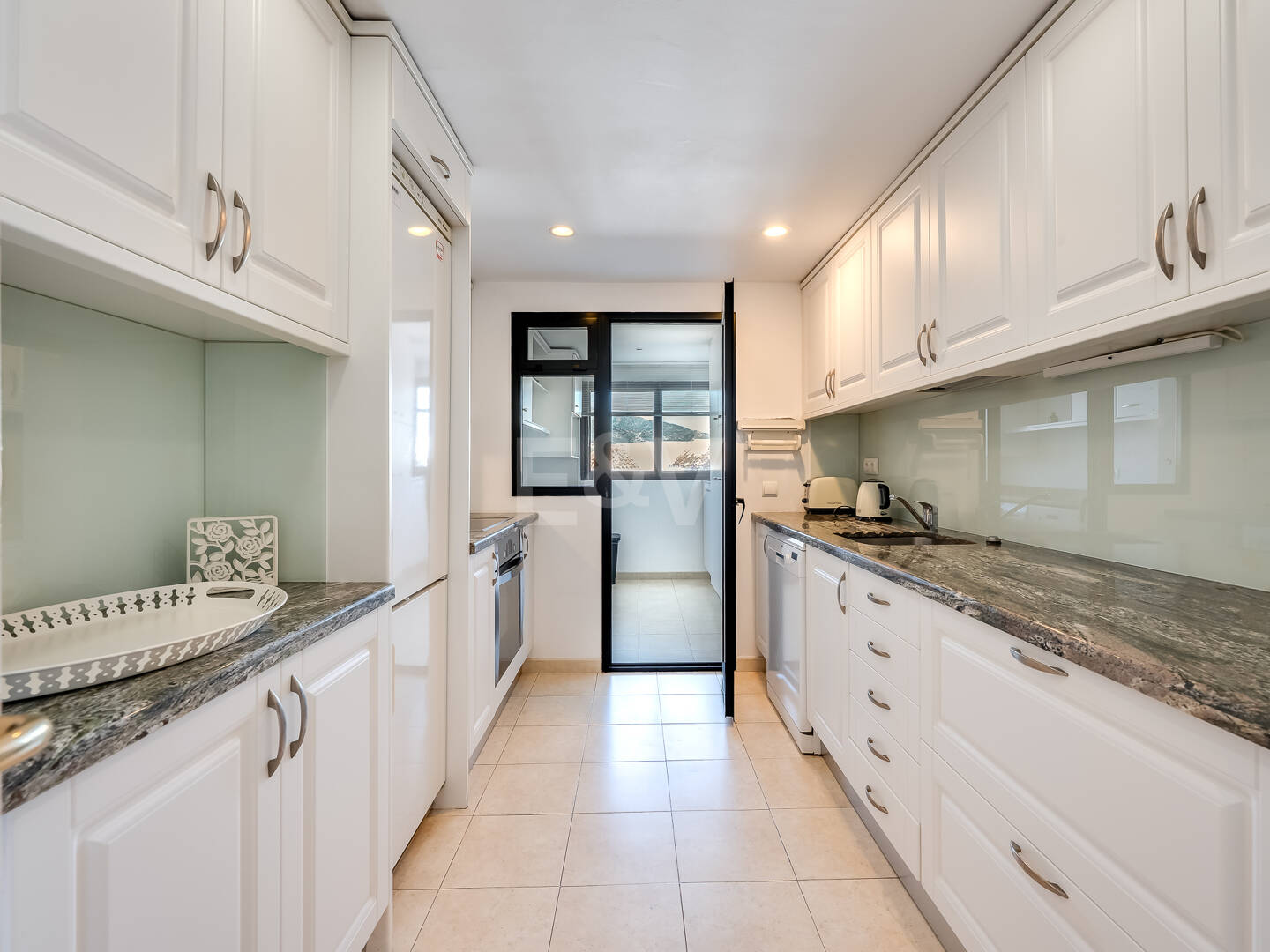 Bright Middle- Floor Apartament w Lomas de Marbella Club z przestronnym tarasem