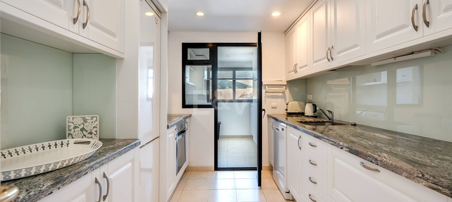 Helle Wohnung im Mittelgeschoss in Lomas de Marbella Club mit Großzügiger Terrasse