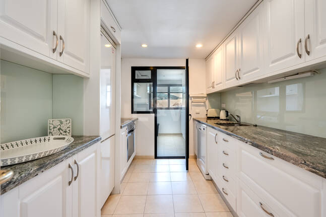 Bright Middle-Floor Apartment in Lomas de Marbella Club with Spacious Terrace