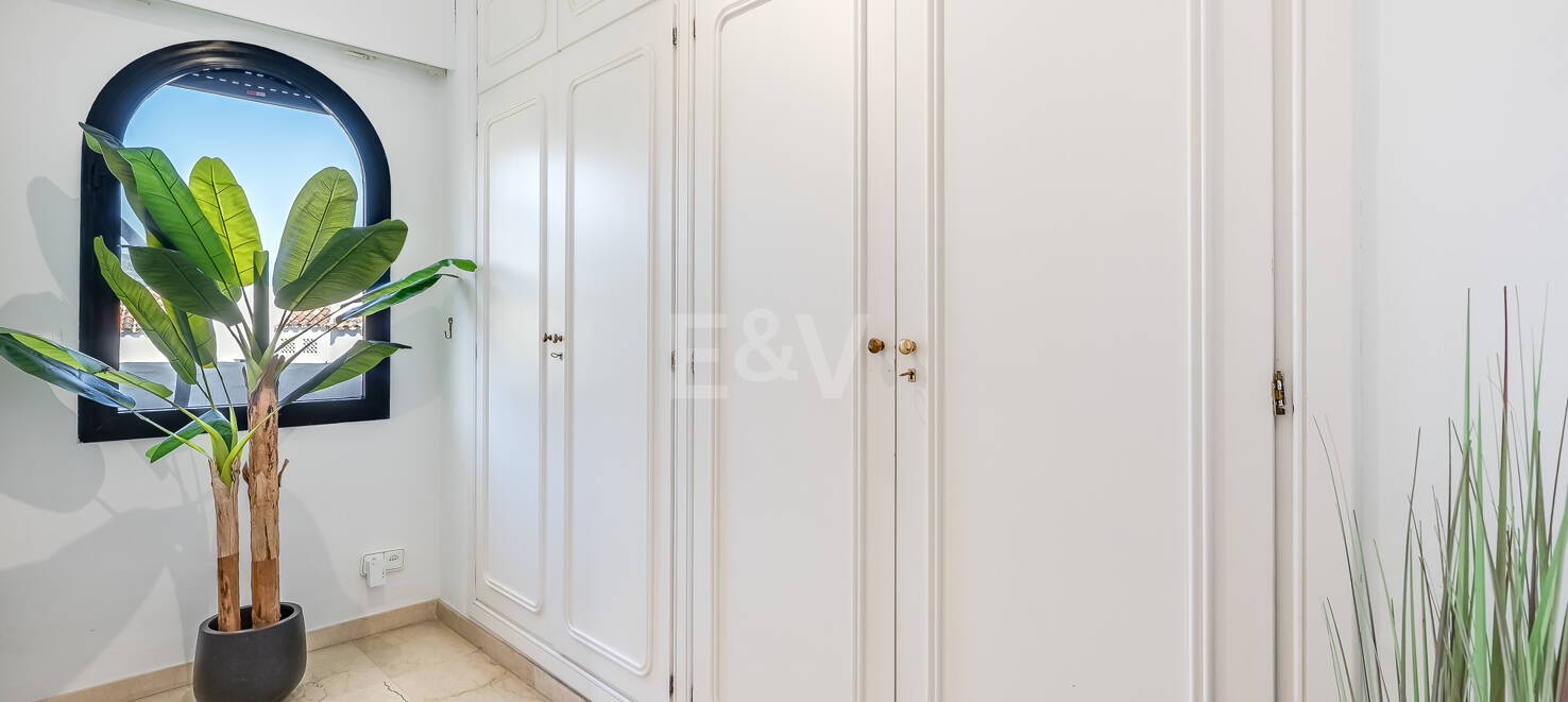 Helle Wohnung im Mittelgeschoss in Lomas de Marbella Club mit Großzügiger Terrasse