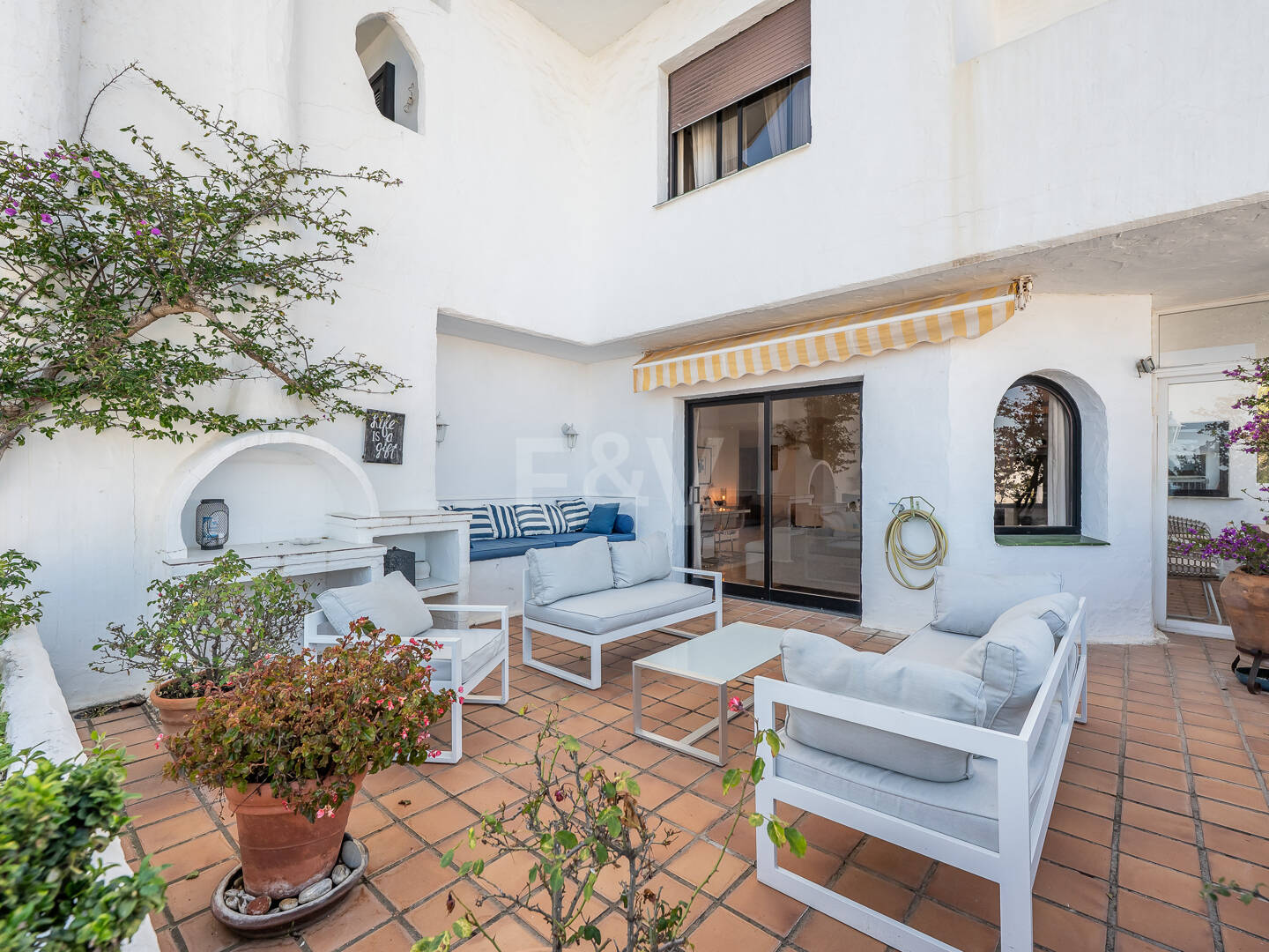 Bright Middle-Floor Apartment in Lomas de Marbella Club with Spacious Terrace