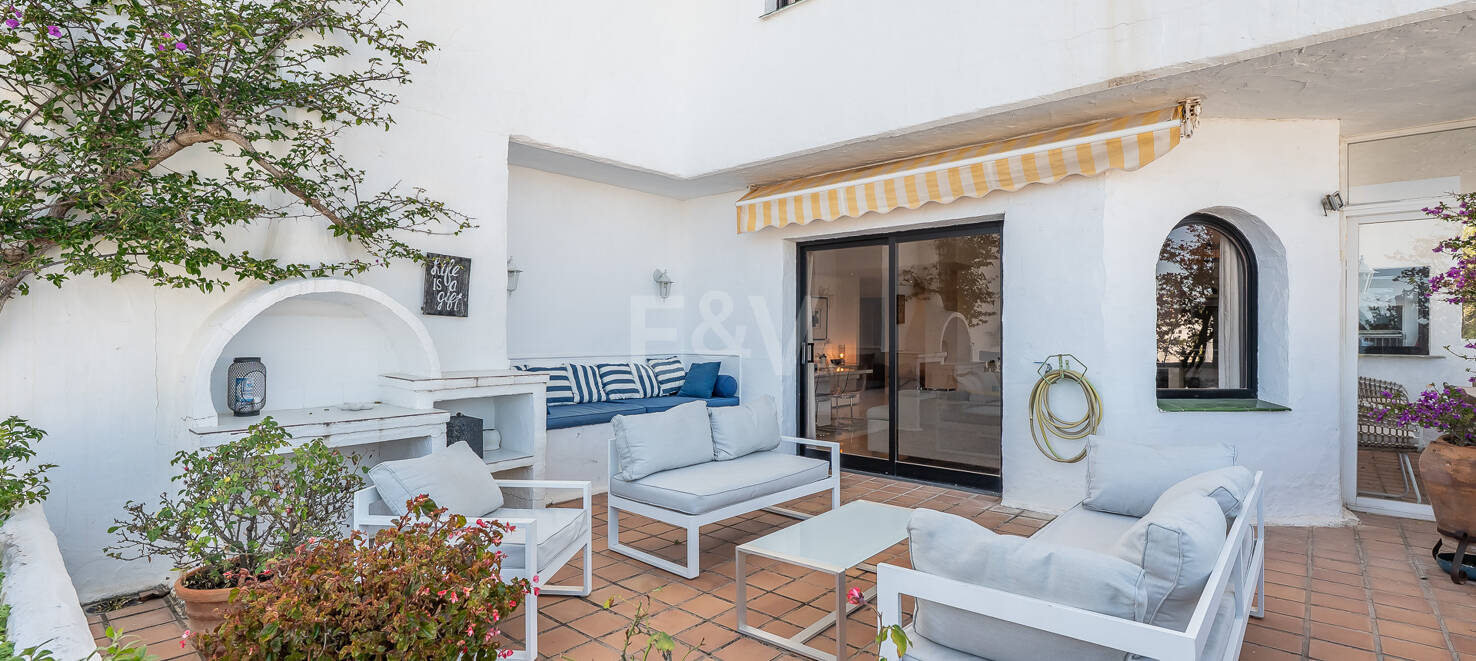 Helle Wohnung im Mittelgeschoss in Lomas de Marbella Club mit Großzügiger Terrasse