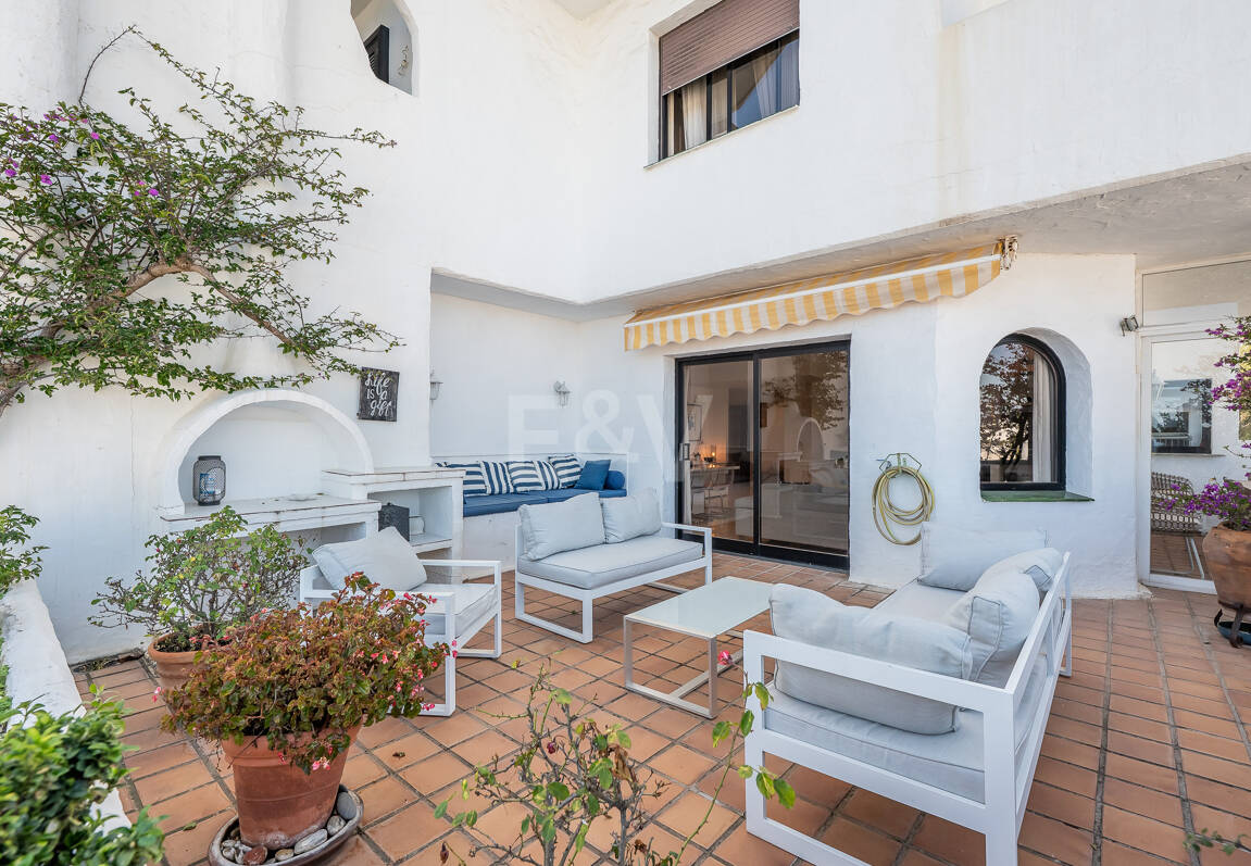 Bright Middle-Floor Apartment in Lomas de Marbella Club with Spacious Terrace