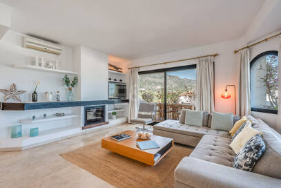 Bright Middle-Floor Apartment in Lomas de Marbella Club with Spacious Terrace