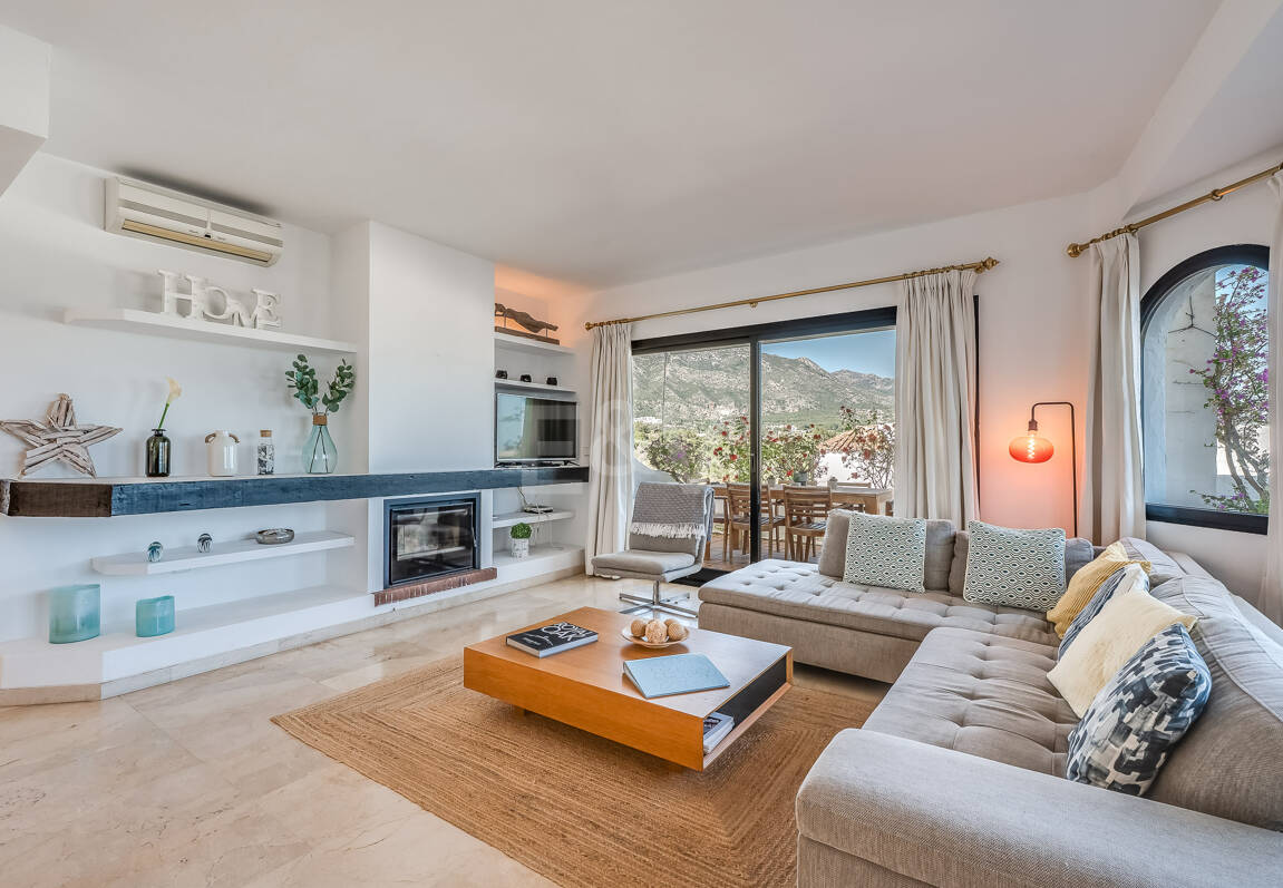 Bright Middle-Floor Apartment in Lomas de Marbella Club with Spacious Terrace