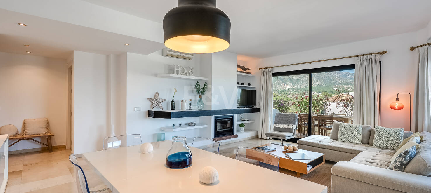 Helle Wohnung im Mittelgeschoss in Lomas de Marbella Club mit Großzügiger Terrasse