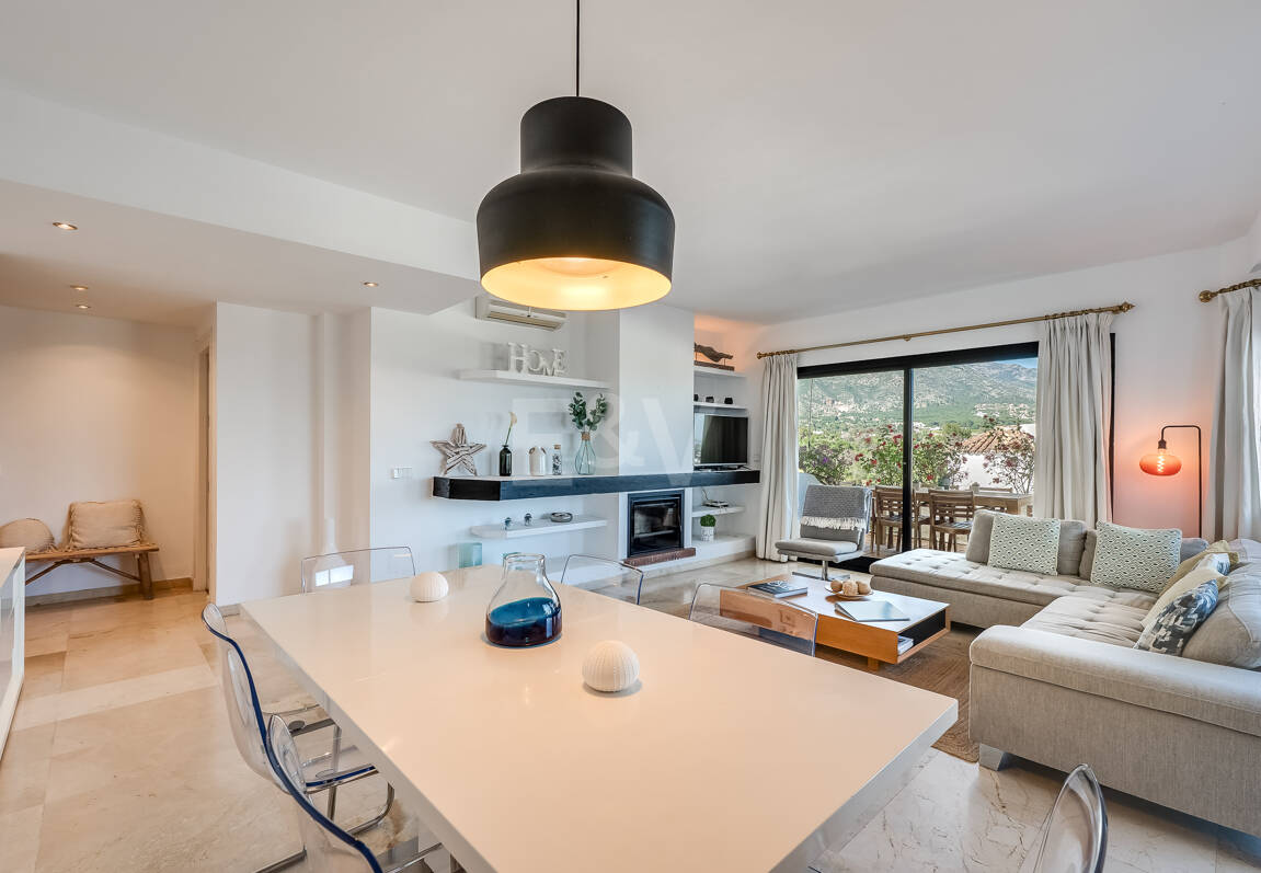 Bright Middle-Floor Apartment in Lomas de Marbella Club with Spacious Terrace