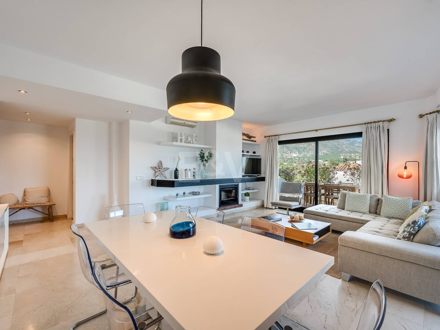 Bright Middle- Floor Apartament w Lomas de Marbella Club z przestronnym tarasem