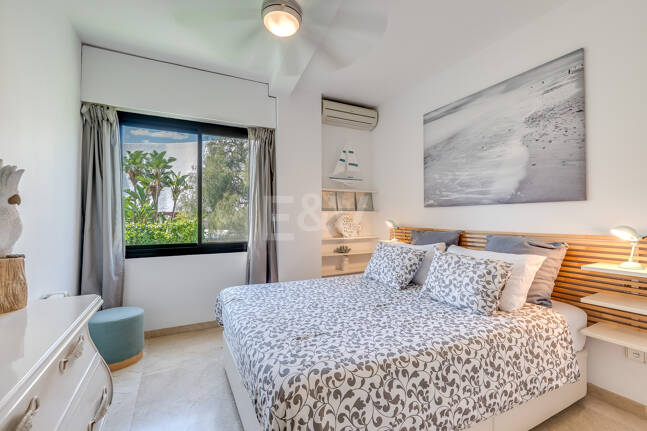 Bright Middle-Floor Apartment in Lomas de Marbella Club with Spacious Terrace