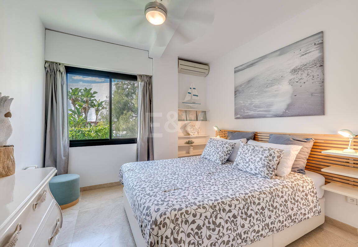 Bright Middle-Floor Apartment in Lomas de Marbella Club with Spacious Terrace