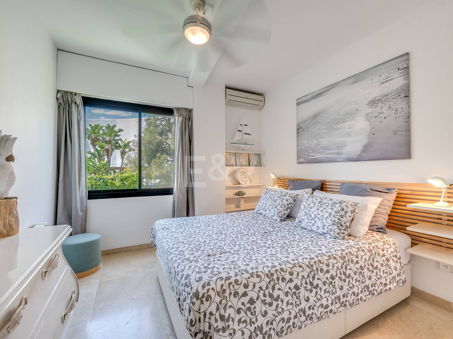 Bright Middle-Floor Apartment in Lomas de Marbella Club with Spacious Terrace