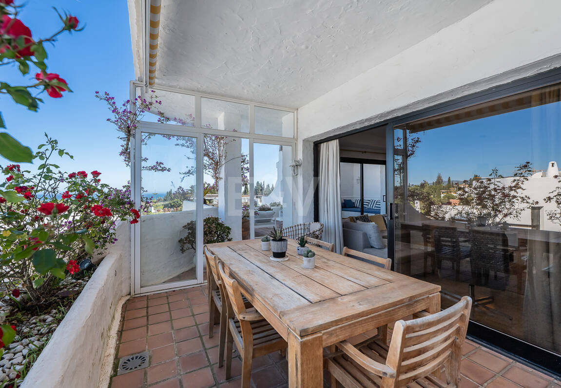 Bright Middle-Floor Apartment in Lomas de Marbella Club with Spacious Terrace
